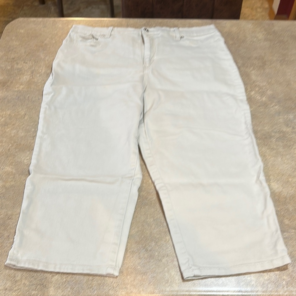 Women’s Gloria Vanderbilt cream denim capris size 16 inseam measures about 20”